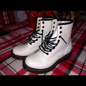 WHITE DR. MARTENS ALMOST NEW (worn twice)SIZE 6